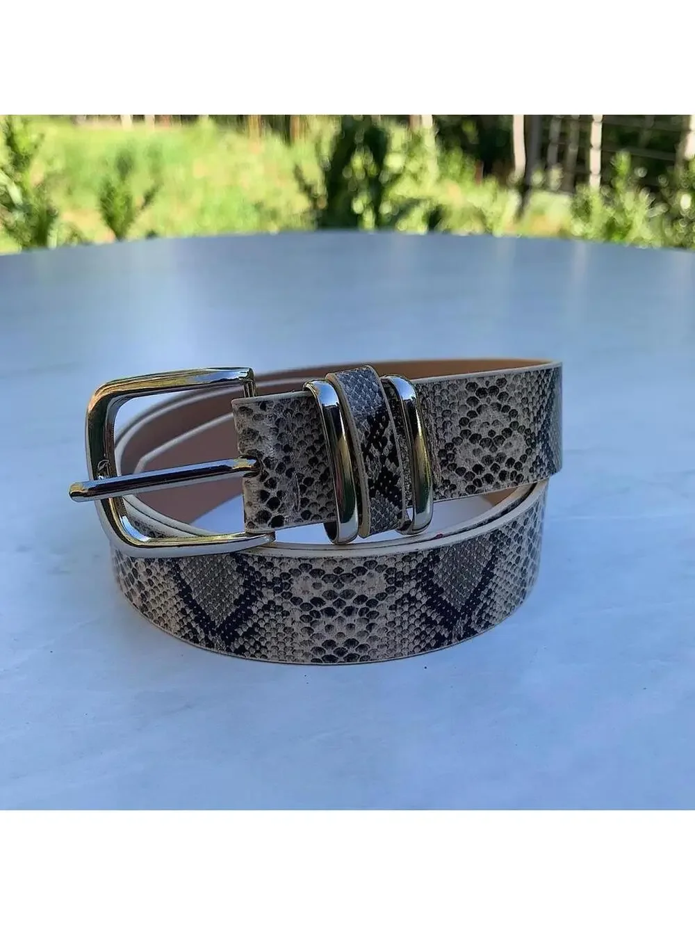 Snake skin y2k style tan belt. Cool grunge/punk look